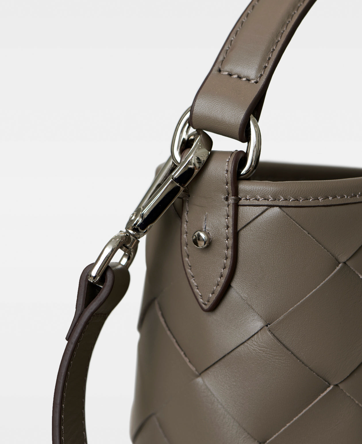 DECADENT COPENHAGEN LOIS woven bucket bag Håndtasker Clay