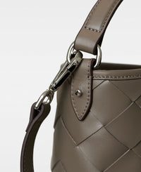 DECADENT COPENHAGEN LOIS woven bucket bag Håndtasker Clay